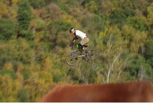 红牛小轮车(BMX)泥地跳跃比赛
